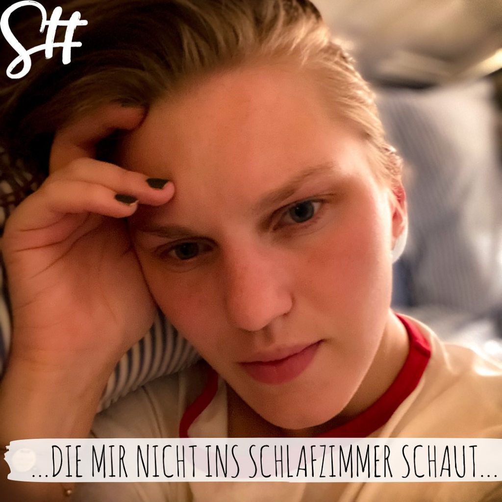 Blonde Frau schaut nachdenklich