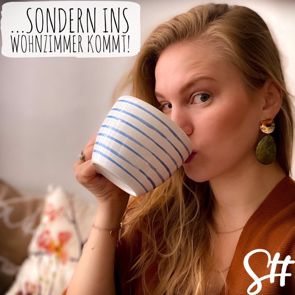 Frau trinkt Kaffee und sieht in die Kamera