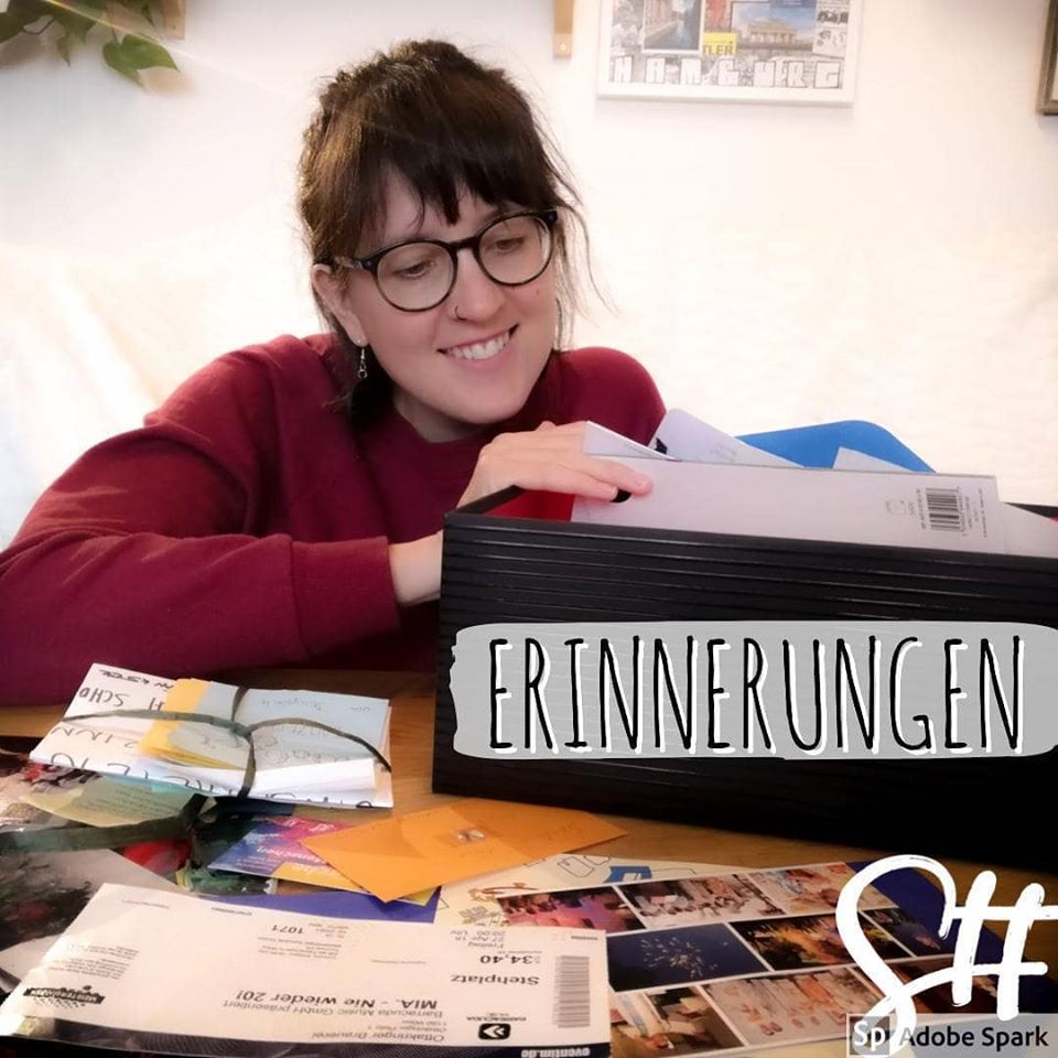 Frau mit Brille am Tisch mit Erinnerungsfotos