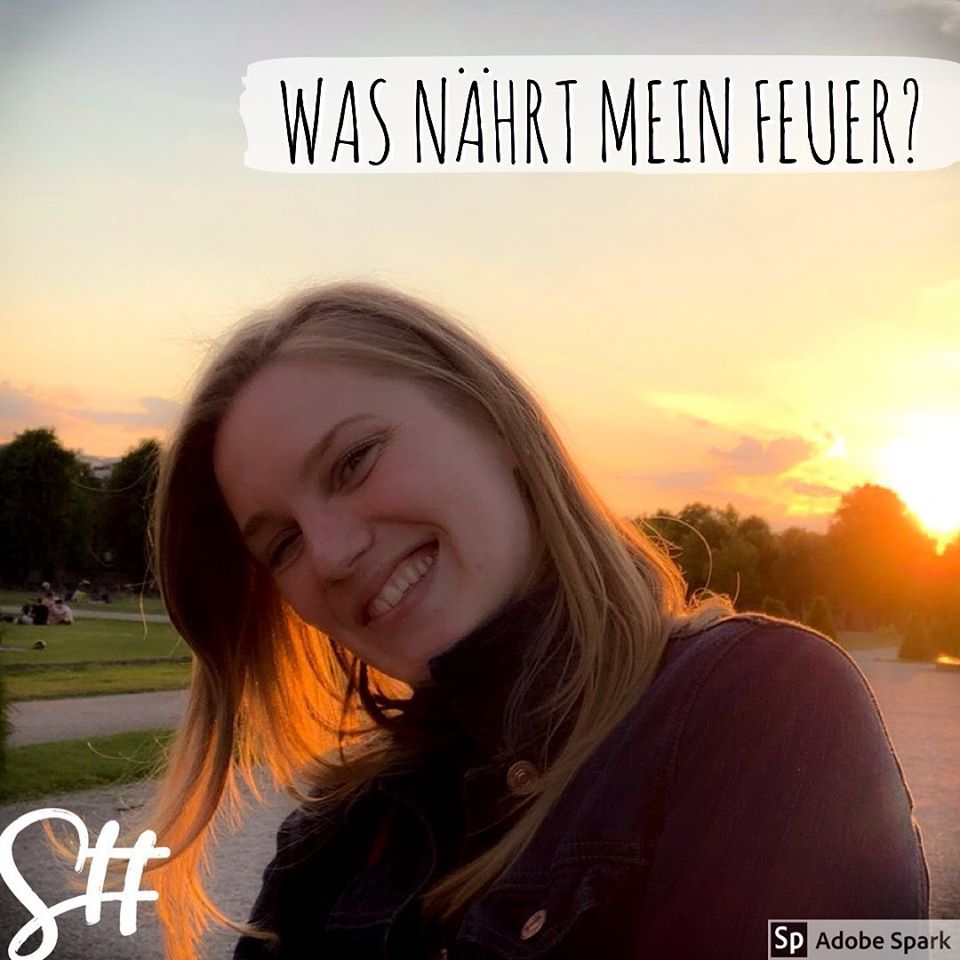 Frau lächelt und im Hintergrund der Sonnenuntergang