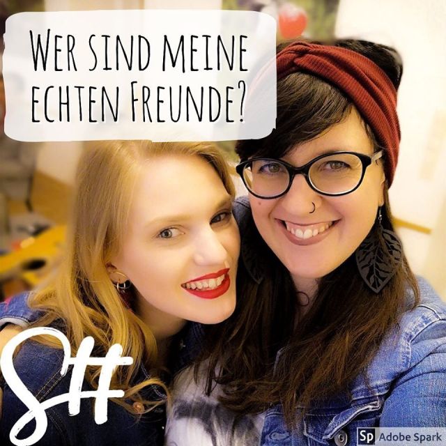 Eine blonde und eine dunkelhaarige Frau lächeln