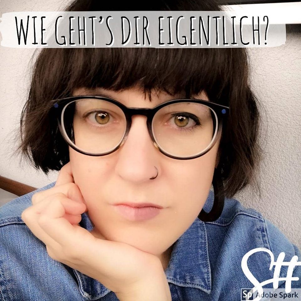 Frau mit Brille halb geschminkt