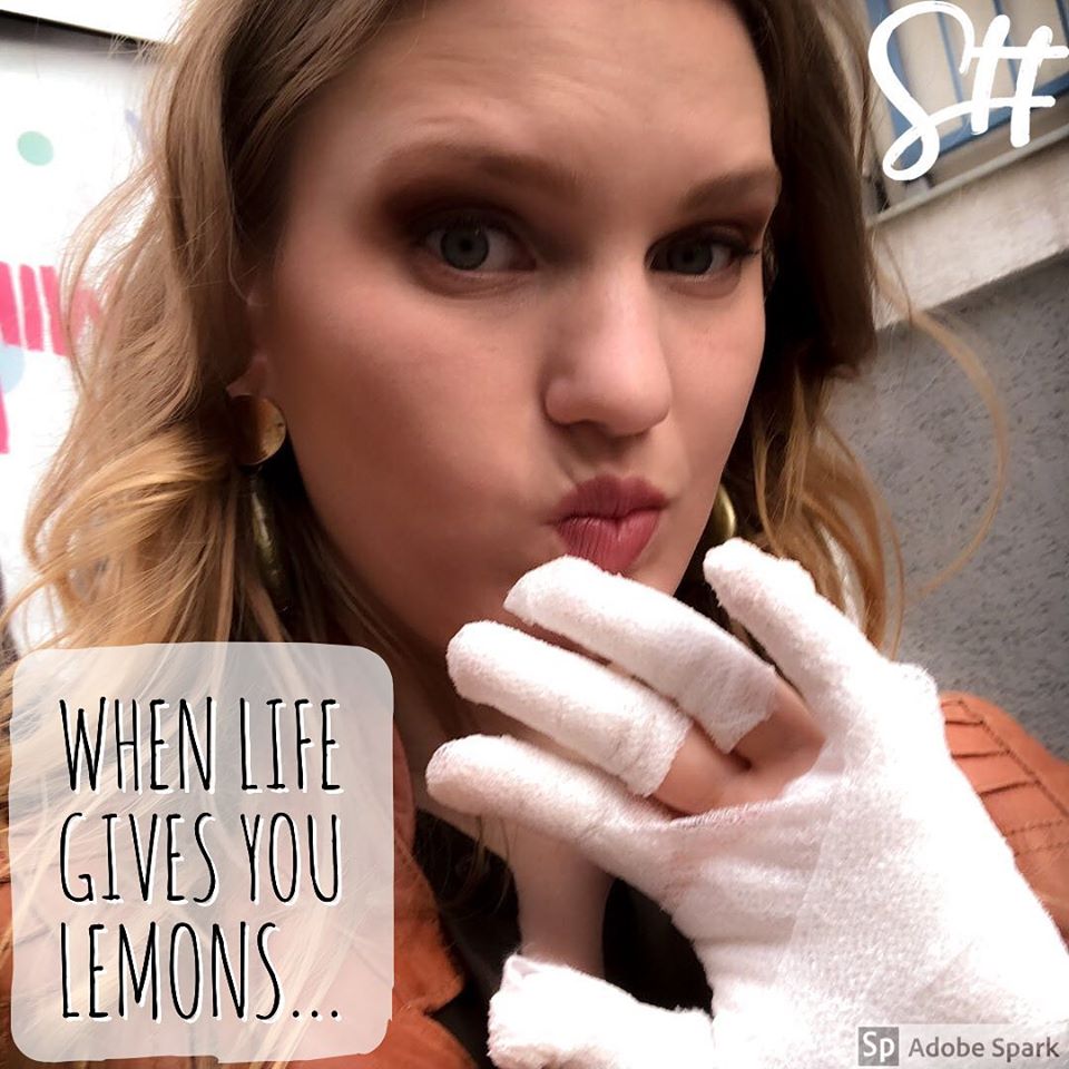 Frau zeigt verbundene verletzte Hand