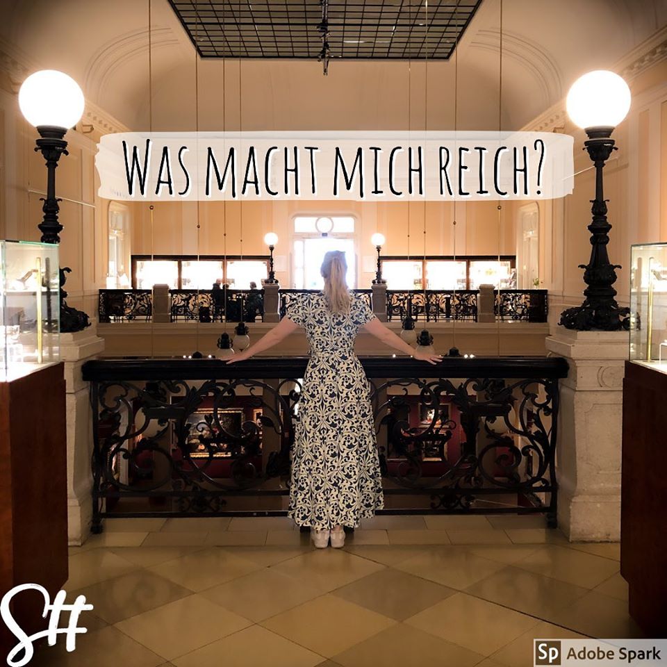 Frau steht mit Rücken im Dorotheum auf einem Balkon