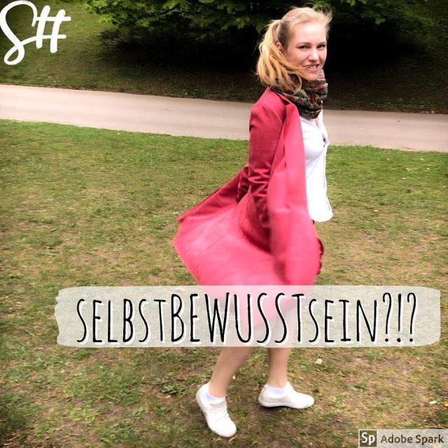 Frau dreht sich im roten Mantel und dreht sich