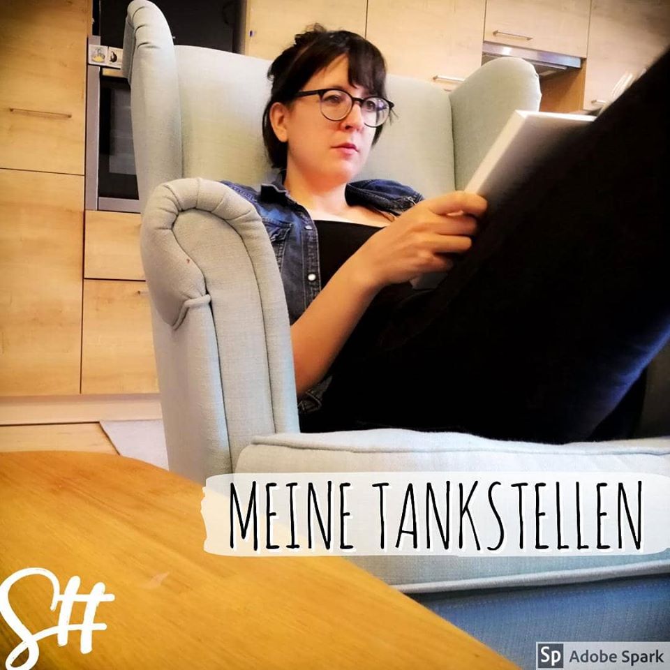 Frau mit Brille liest in einem Lesesessel