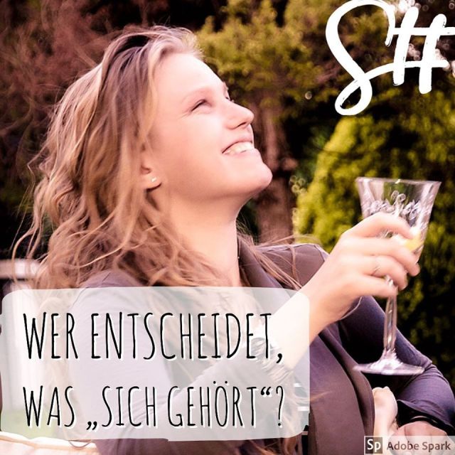 Frau lächelt mit einem Kristallglas in der Hand