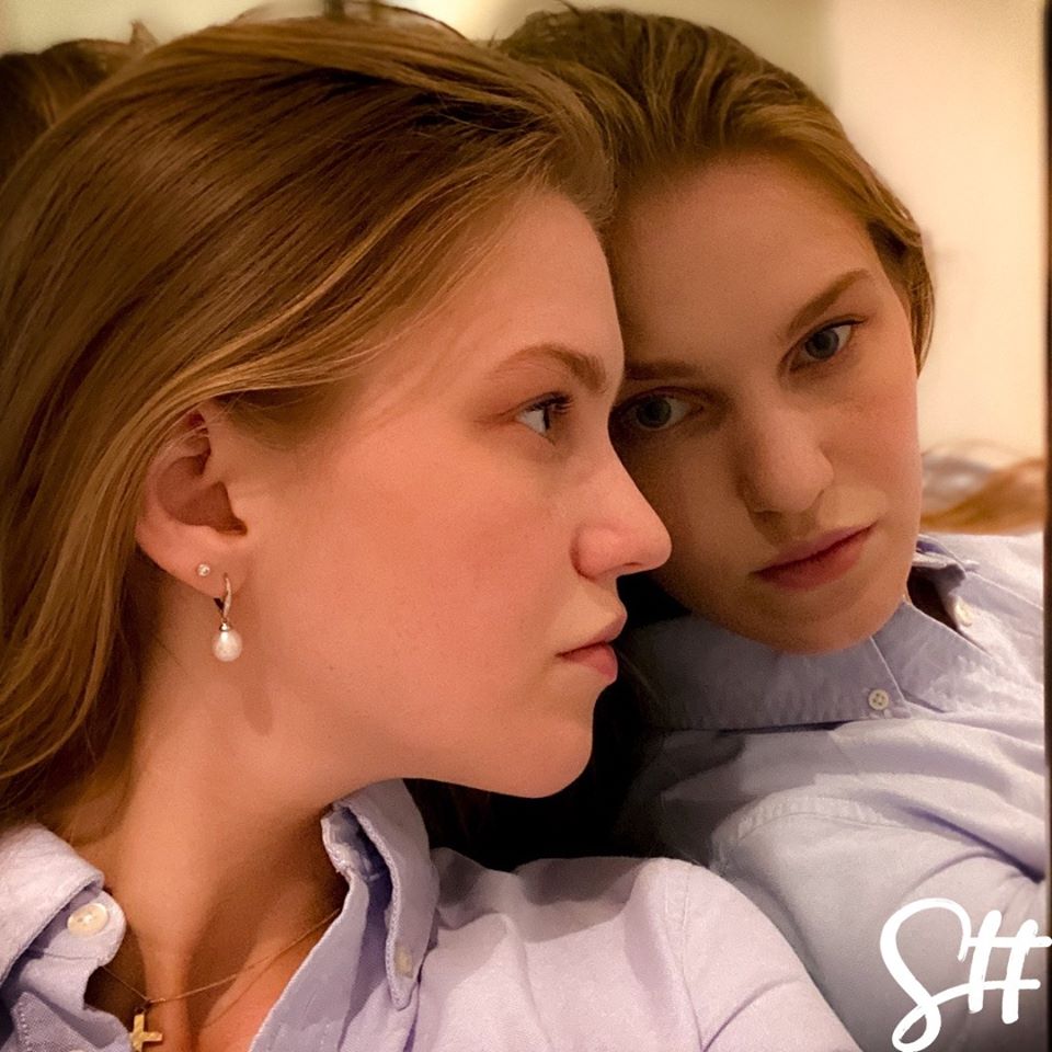 Frau blickt in den Spiegel und wird reflektiert